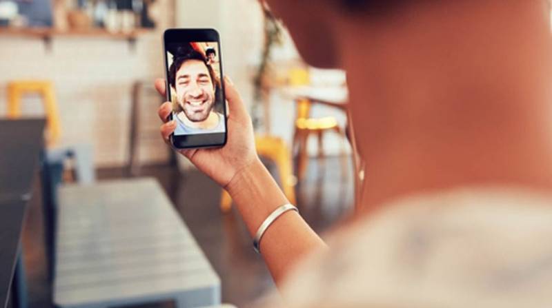 Mơ thấy nhắn tin hoặc gọi điện với người yêu cũ